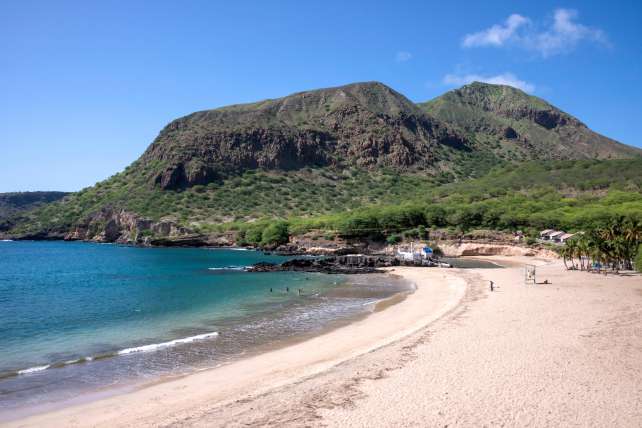 Skrit zaliv s plažo na otoku Santiago, Cabo Verde.