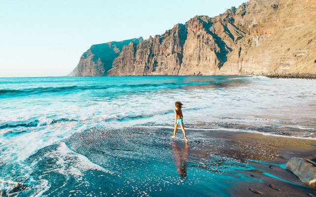Los Gigantes pečine ob oceanu na Tenerifih.