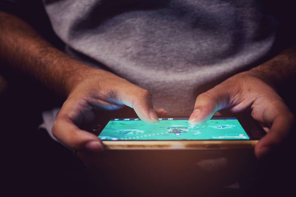 Igranje Pokra na pametnem telefonu