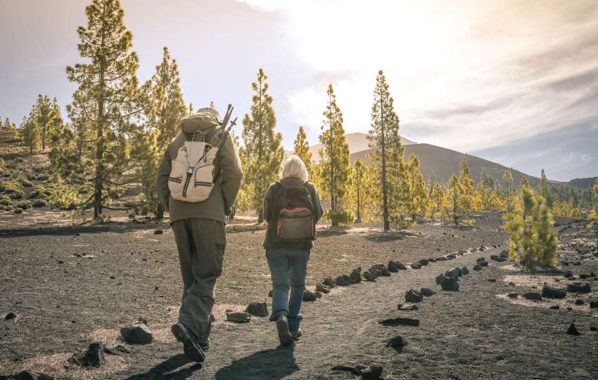 Starejši par na sprehodu v naravi