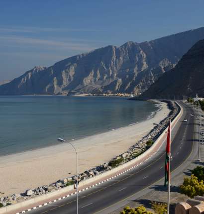 Hormuška ožina med Omanom in Iranom – ena najpomembnejših pomorskih poti za svetovno trgovino z energijo